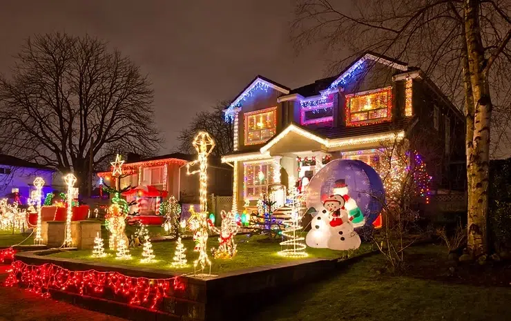 Why Hire a Christmas Lighting Installer This Holiday Season?