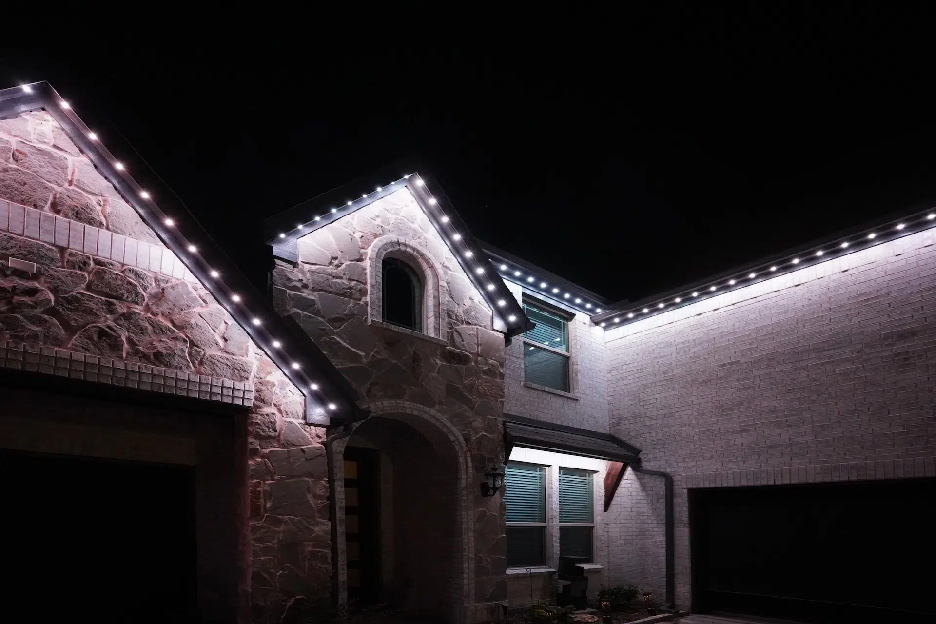 permanent roofline lighting by Grounded Lighting Tampa
